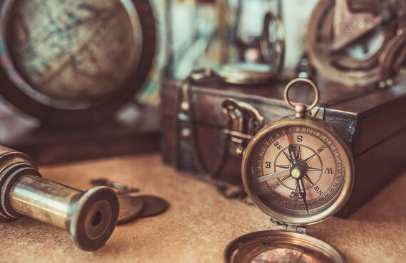 アクセサリーの通販サイトにはアンティーク調のブローチ等が多数ございます